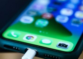 Arsyeja pse nuk duhet ta karikoni telefonin në makinë