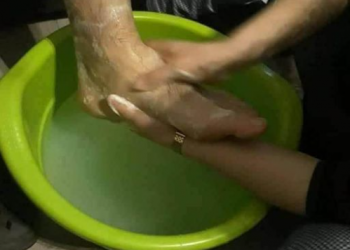 Refuzoi t’i lante këmbët vjehrrit, babë e bir dhunojnë nusen –