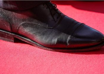 FOTO/ Një kryeministër në Samit me këpucët e grisura