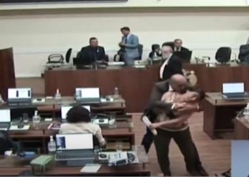 VIDEO/ Këshilltari bashkiak tenton të puthë kolegen në publik