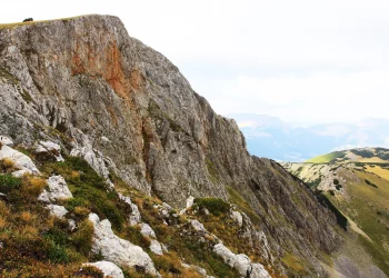Ra nga 40 metra lartësi, shpëton mrekullisht i moshuari