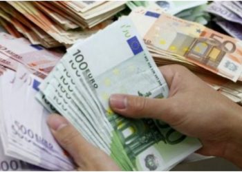 Çoi makinën në lavazh, gruas i vjedhin 7 mijë euro