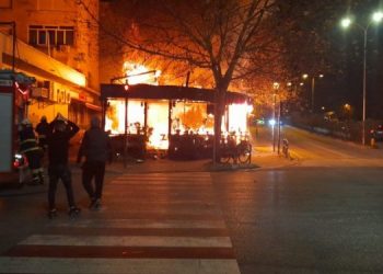 Zbulohet shkaku i zjarrit që përfshiu dy lokalet në Tiranë