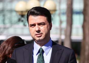 “E papranueshme”/ Gjuha fyese e Vuçiç, Basha mbron Kurtin –