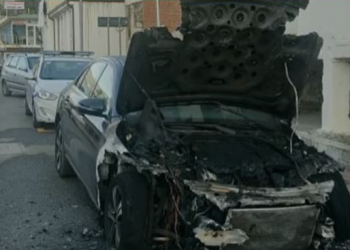 VIDEO/ Dy persona me kapuç i vënë flakën 3 automjeteve në Vlorë