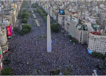 Tifozët e Argjentinës në “delir”, mbushin rezidencën e Maradonës –