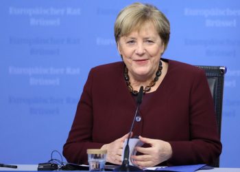 Angela Merkel mbron vendimet e saj për energjinë ruse –
