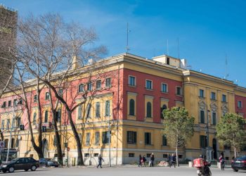 Përfitoi nga ministria rreth 50 mln lekë, lëshohet urdhër-arrest