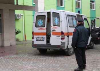 Rrahu barbarisht mjekun në Gramsh, arrestohet 18 vjeçari –