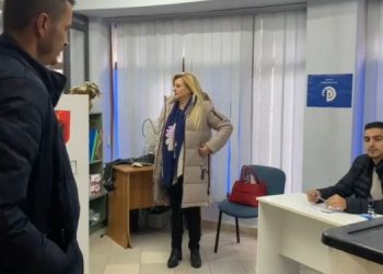 Primaret/ Në Lezhë s’ka nisur ende votimi, probleme edhe në Fier