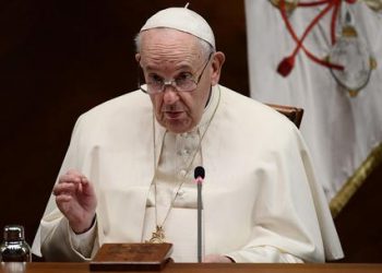 VIDEO/ Papa shpërthen në lot kur përmend luftën në Ukrainën –