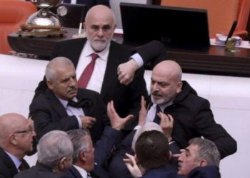 “Kërcet” grushti në parlament, deputeti përfundon në spital –