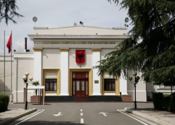 Incident te Parlamenti/ Shoferi përplaset me traun, ja çfarë ndodhi –