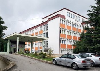 Futën foshnjen në lavatriçe, shkarkohet kryeinspektori Shëndetësor