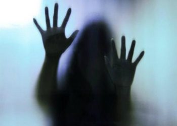 “S’po marr frymë”, dëshmia e 15-vjeçares që u përdhunua nga shokët