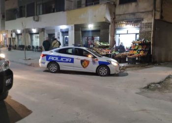 Plagosën të riun pas sherrit në lokal, policia pranga 3 vëllezërve –