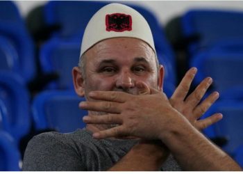 FOTO/ Shqiptarët me plisa në ndeshjen Zvicër-Serbi –