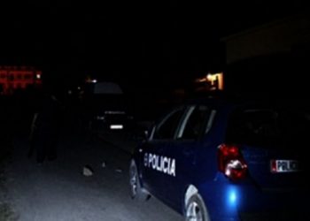 Iu prish shtëpia nga tërmeti, vdes brenda kabinës elektrike