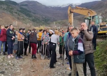 Me kazma e lopata, banorët kundër marrjes së burimit të ujit
