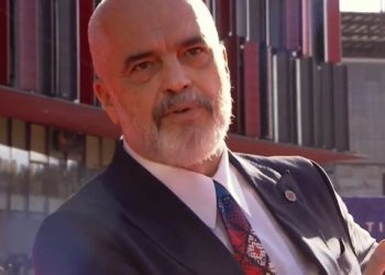 FOTO/ Rama i ulet në gjunjë kryeministrit të Luksemburgut