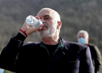 Forbes “nxin” qeverinë: Do t’i shesë ujë Italisë, por Tirana nuk ka furnizim 24 orë