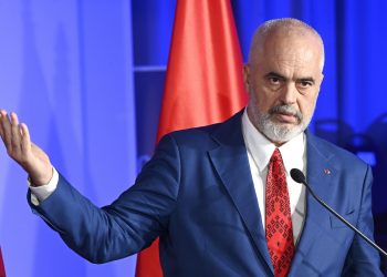 “Shkoni dhe në hënë”, Rama ironizon Shoqatën e Ndërtuesve –