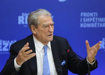 Gati për protestë, Berisha thirrje shqiptarëve:Sot tirani lebetitet –