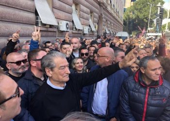 Goditet me grusht Sali Berisha në protestë