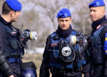 Serbët kalojnë cakun, i hedhin bombë molotov Eulexit në Kosovë –