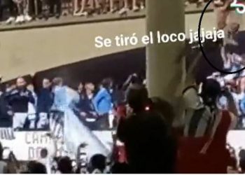 VIDEO/ Festë e çmendur në Argjentinë, tifozi hidhet mbi…