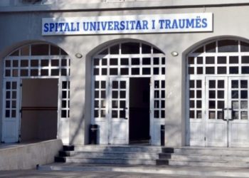 Dhunohet me sende të forta mjeku, përfundon në koma te Trauma –