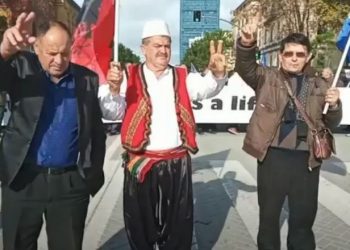 Samit dhe protestë/Qytetarët thirrje kundër Ramës: Kriminel, hajdut –