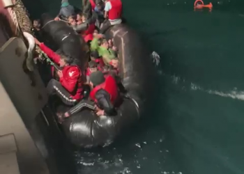 Deputeti për tragjedinë me gomone: Ka të mbijetuar në luftë për jetën