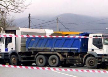 Nuk tërhiqen, serbët vendosen barrikada të tjera në veri të Kosovës –
