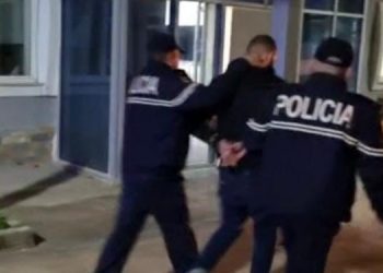 I nguli thikën vjehrrit dhe kunatit, arrestohet 27-vjeçari në Vlorë –