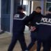 I nguli thikën vjehrrit dhe kunatit, arrestohet 27-vjeçari në Vlorë –