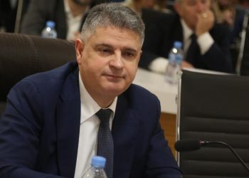 Kërkoi heqjen e mandatit për 2 deputetë, Xholi: U bë si Big Brother