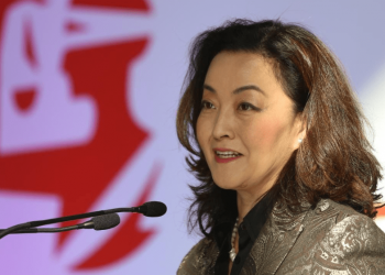 Enver Hoxha po rrotullohet në varr –