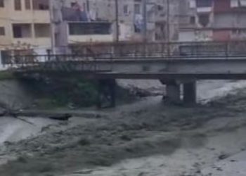 Banorët në panik, “tërbohet” përroi i Zaranikës në Elbasan –