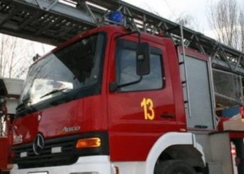 VIDEO/ Shkoi për të fikur zjarrin, zjarrfikësja ngec në mes të urës –