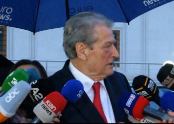 Parlamenti nis me tensione, Berisha paralajmëron protesta