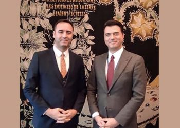 ‘Shfaqet’ Basha, publikon foto me Konjufcën