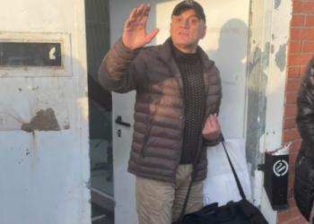 FOTO/ Ish-deputeti i Kosovës me çantë drejt burgut