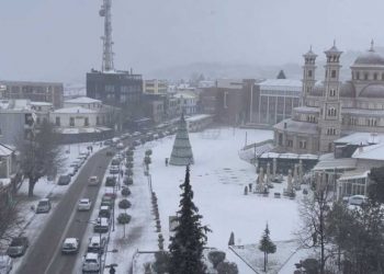 Bie bora e parë në Korçë, ulen ndjeshëm temperaturat