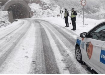 Dëbora bllokon Rrugën e Arbrit, policia: Ndiqni rrugën e vjetër