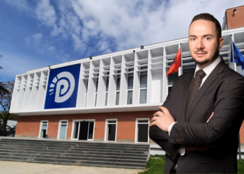 FOTO/Salianji mbledh firma për drejtimin e grupit të PD?