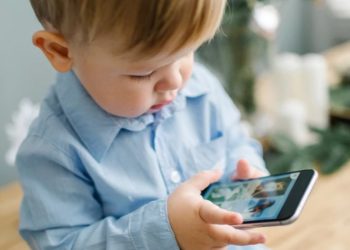 Arsyet pse nuk duhet t’i jepni fëmijës tuaj një celular
