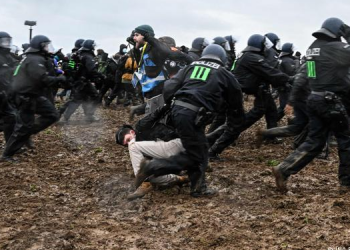 Përplasje mes policisë dhe demonstruesve në Gjermani –