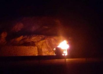 Merr flakë kamioni në Rrugën e Kombit