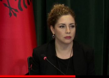 Xhaçka vihet në siklet, pyetet për ‘investitorët strategjikë’ –